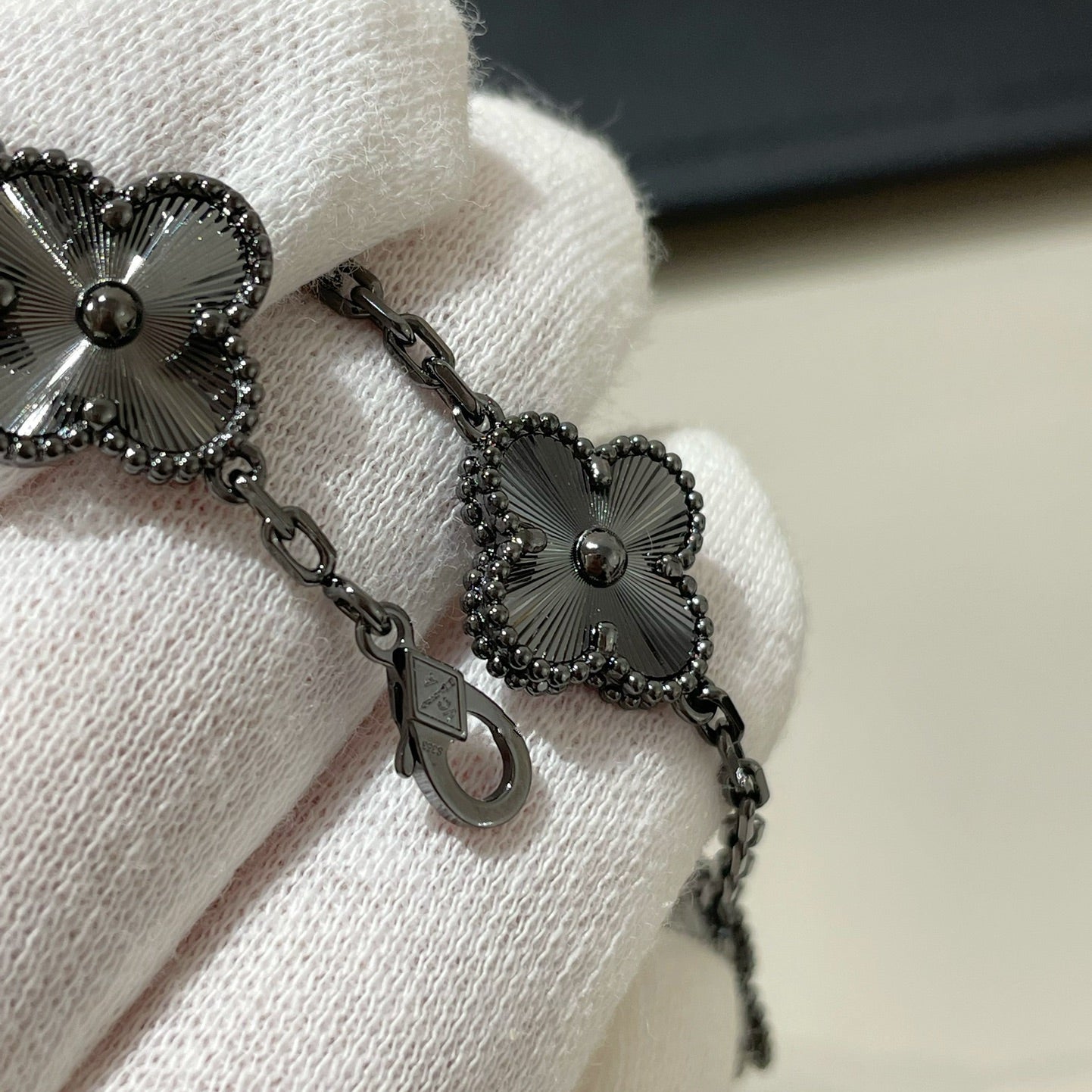 [GALE]CLOVER 5 MOTIF BLACK BRACELET