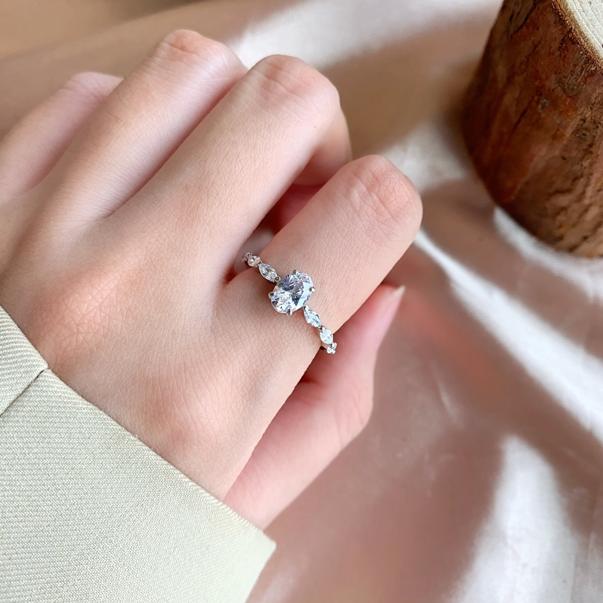 [GALE]0.75 Carat Luxurious Vibrant Elongated Cushion Cut Daily Ring