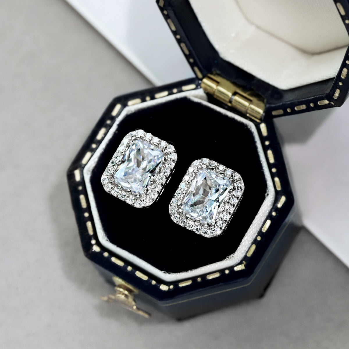 [GALE]1.0 Carat Luxurious Dainty Emerald Cut Daily Earrings
