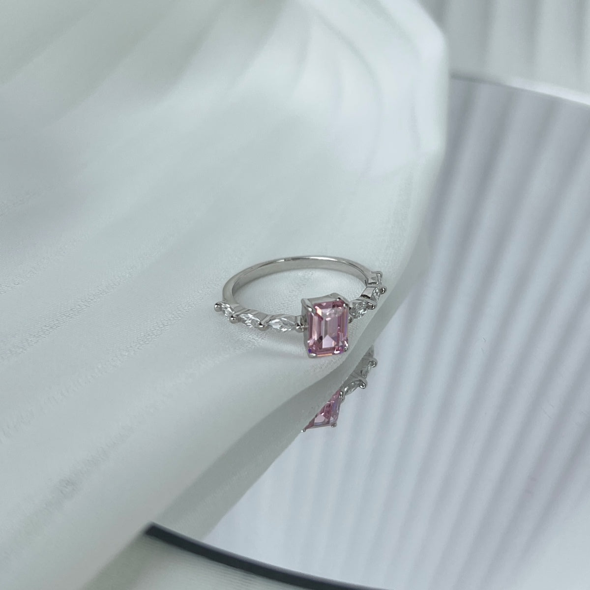 [GALE]1.0 Carat Dainty Resplendent Radiant Cut Daily Ring