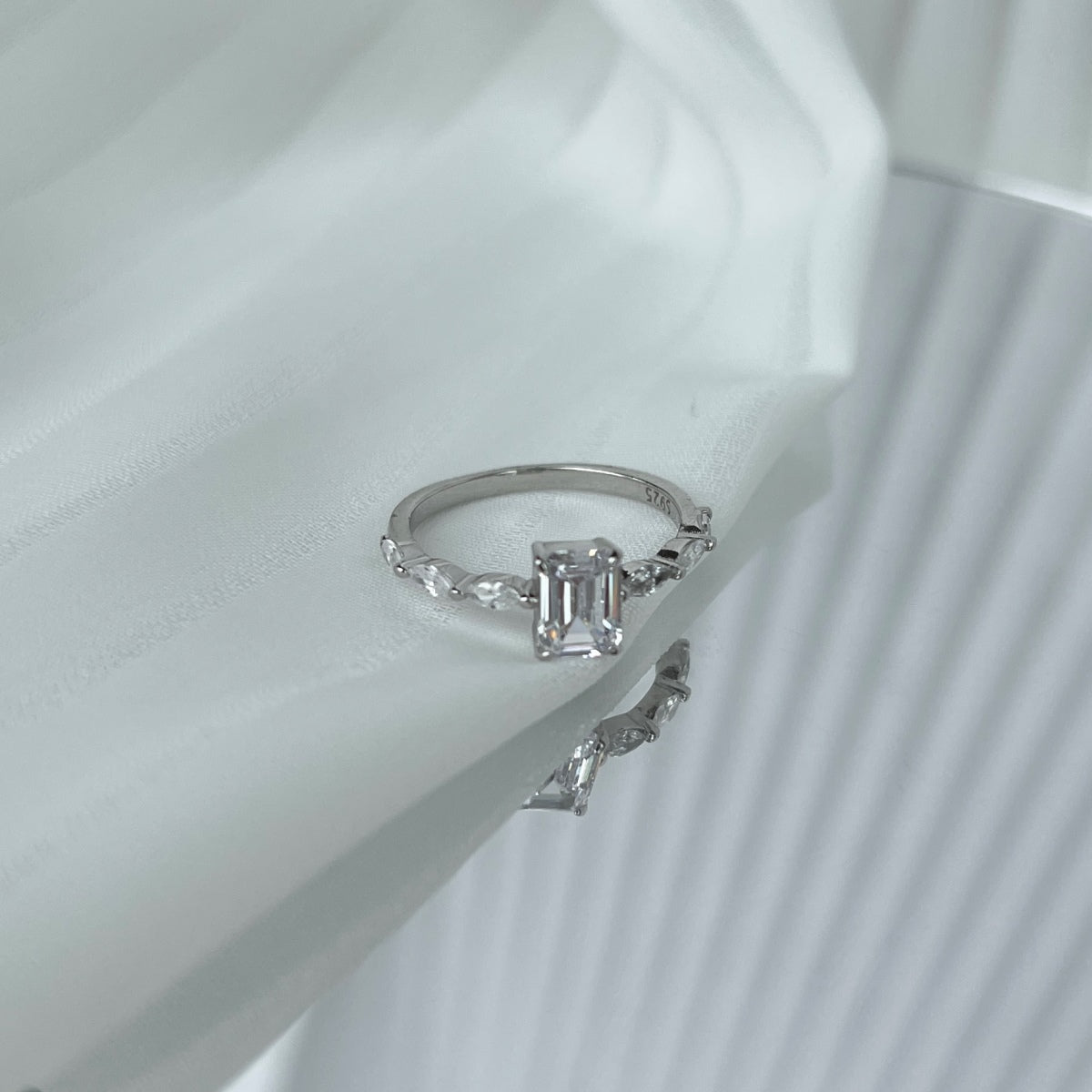 [GALE]1.0 Carat Dainty Resplendent Radiant Cut Daily Ring