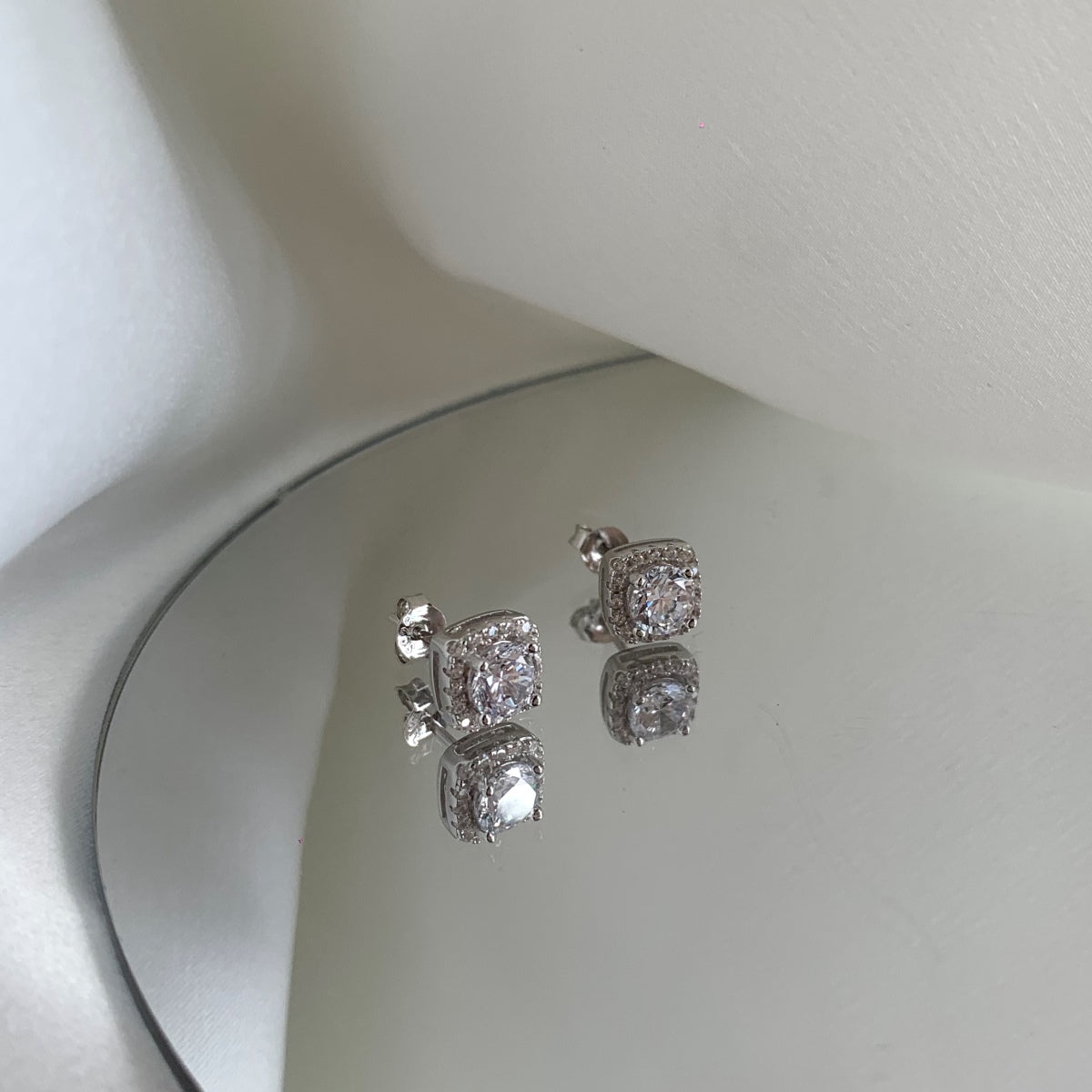 [GALE]Classic Round Center Stone Stud Earrings