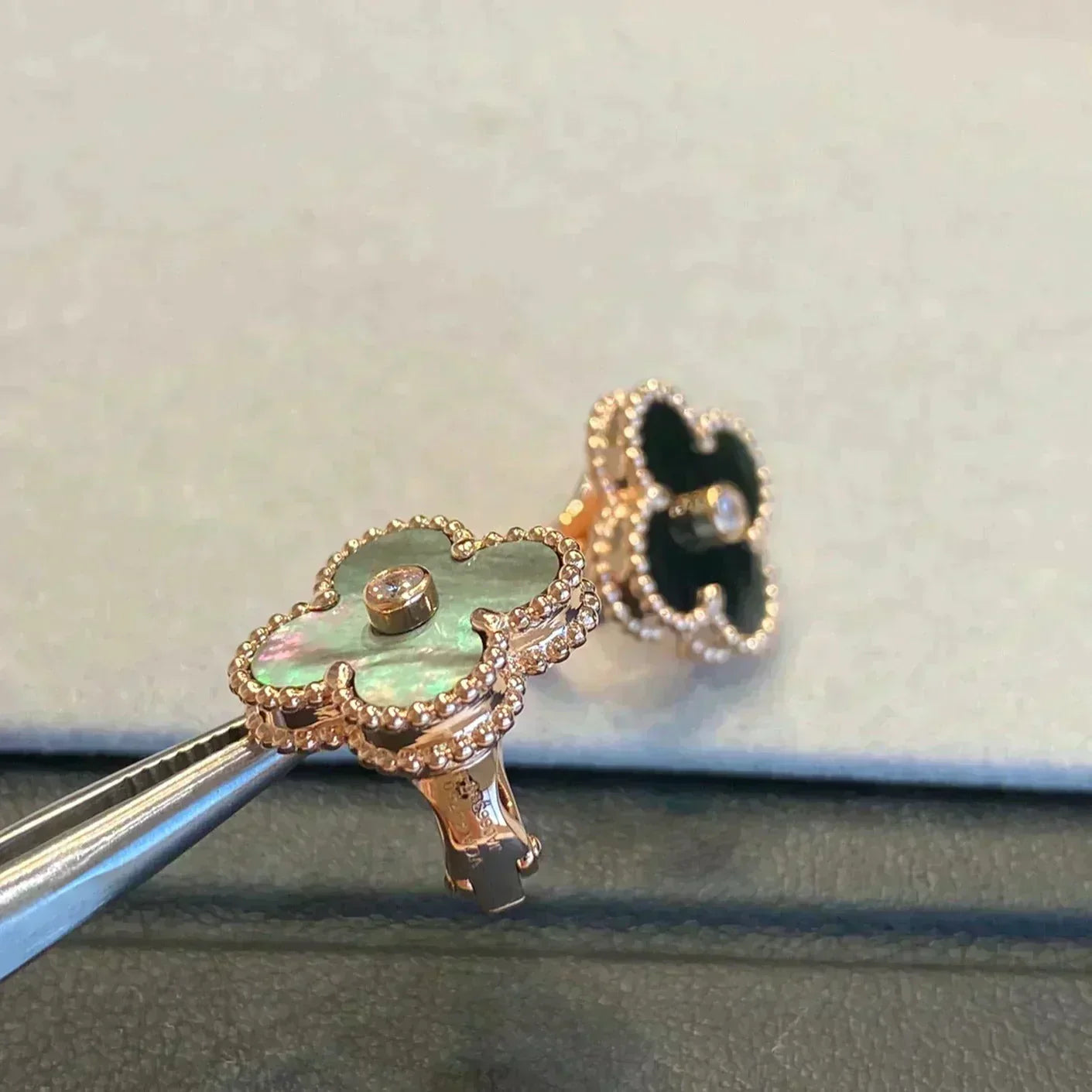 [GALE]CLOVER MEDIUM 1 MOTIFS GRAY MOP  DIAMOND EARRINGS