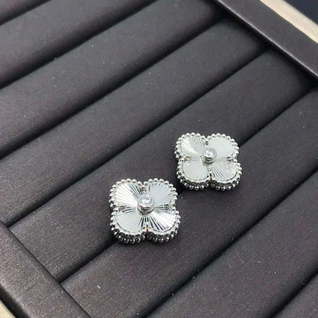 [GALE]CLOVER MINI 9.5MM LASER EARRINGS