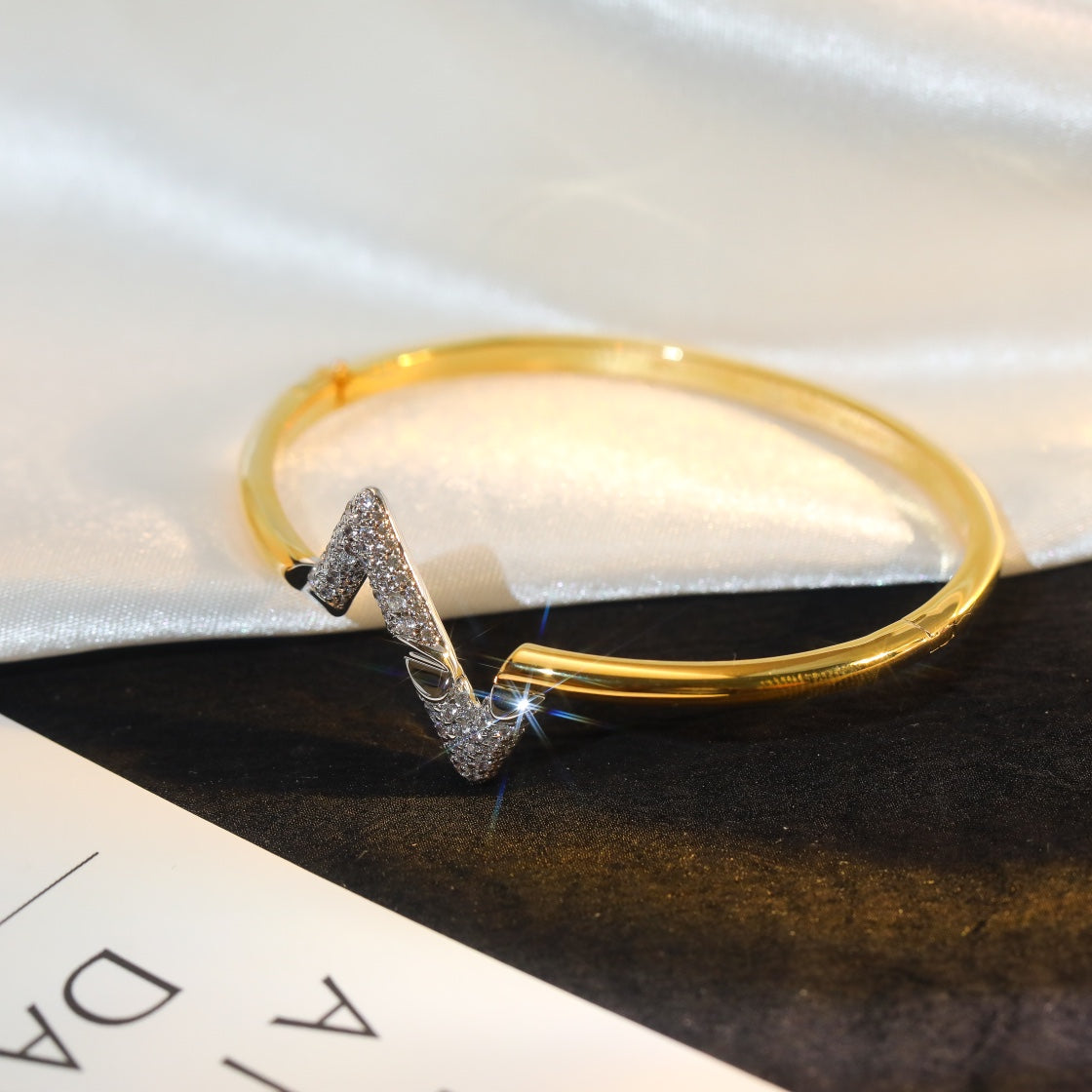 [GALE]VOLTE UPSITE DOWN GOLD DIAMOND BRACELET