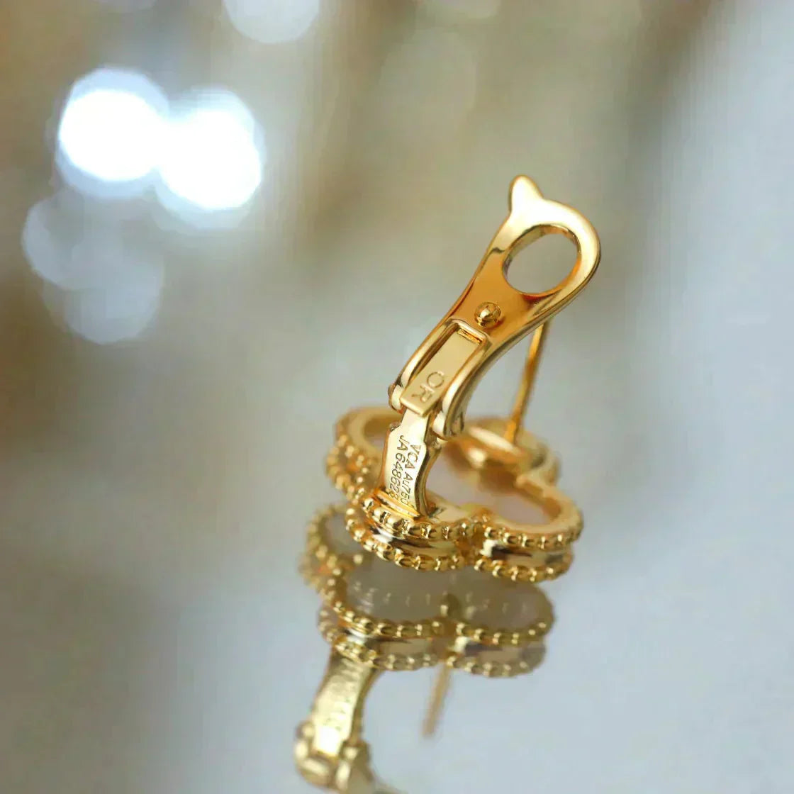 [GALE]CLOVER MEDIUM 1 MOTIFS  WHITE MOP STUD EARRINGS