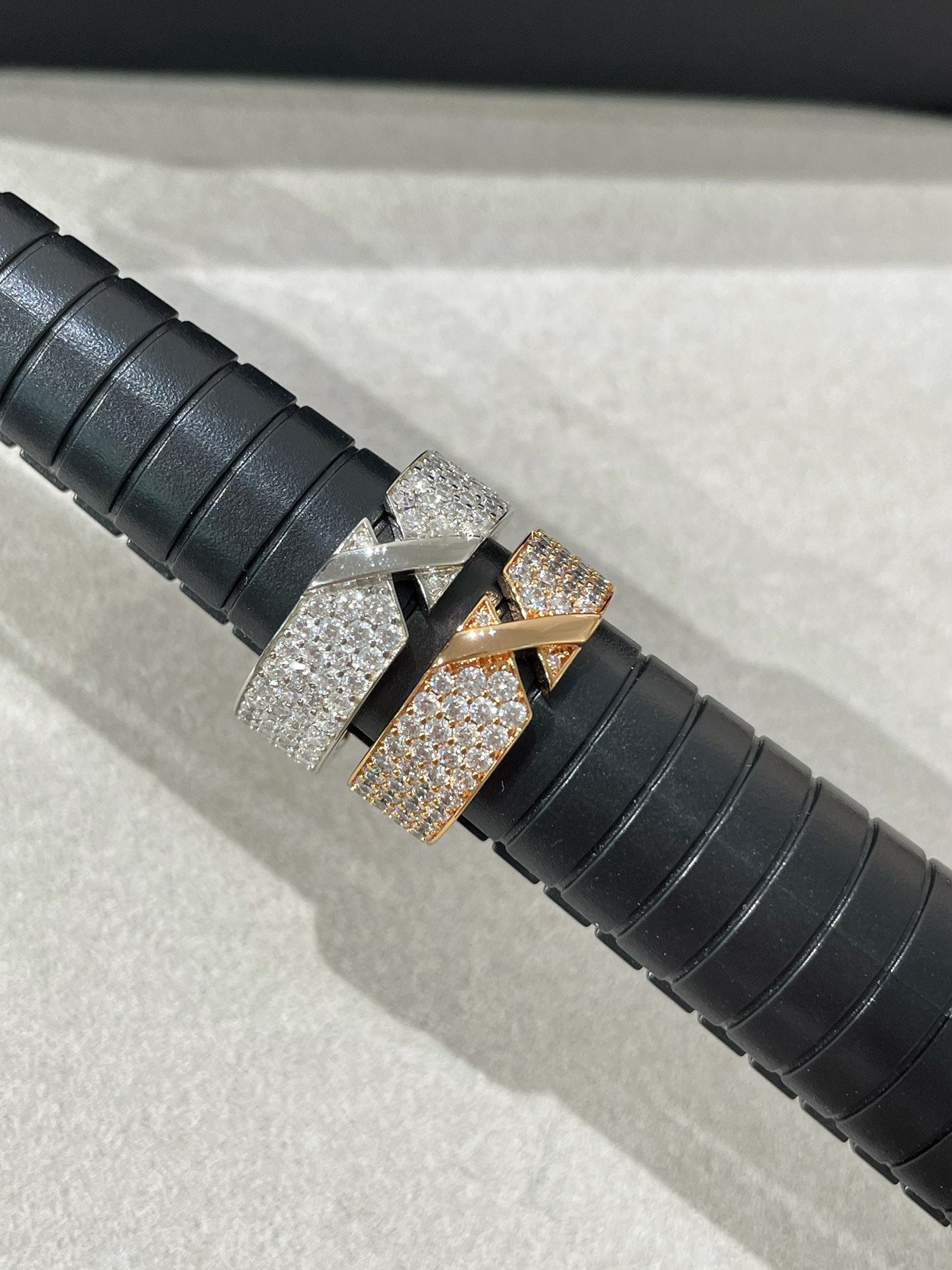 [GALE]LIENS EVIDENCE  DIAMOND PAVED RING