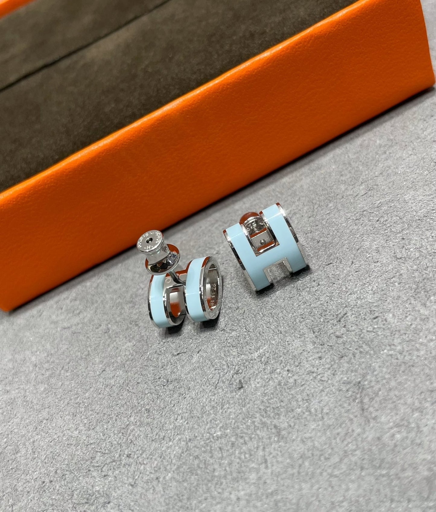 [GALE]POP H SKY BLUE STUD EARRINGS