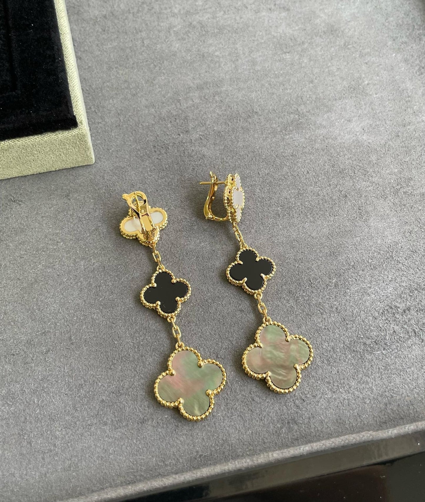 [GALE]CLOVER 3 MOTIF MOP ONYX DARK MOP PINK GOLD EARRINGS
