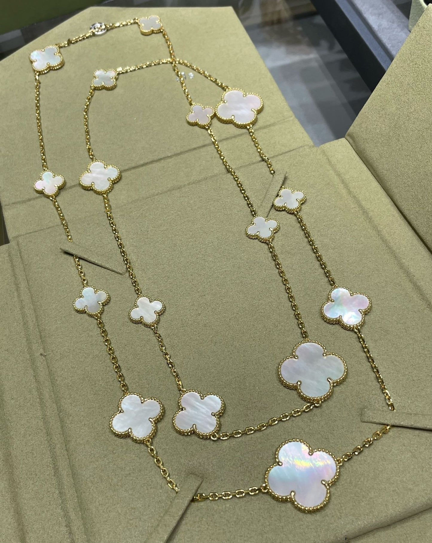[GALE]CLOVER 16 MOTIF WHITE MOP GOLD NECKLACE