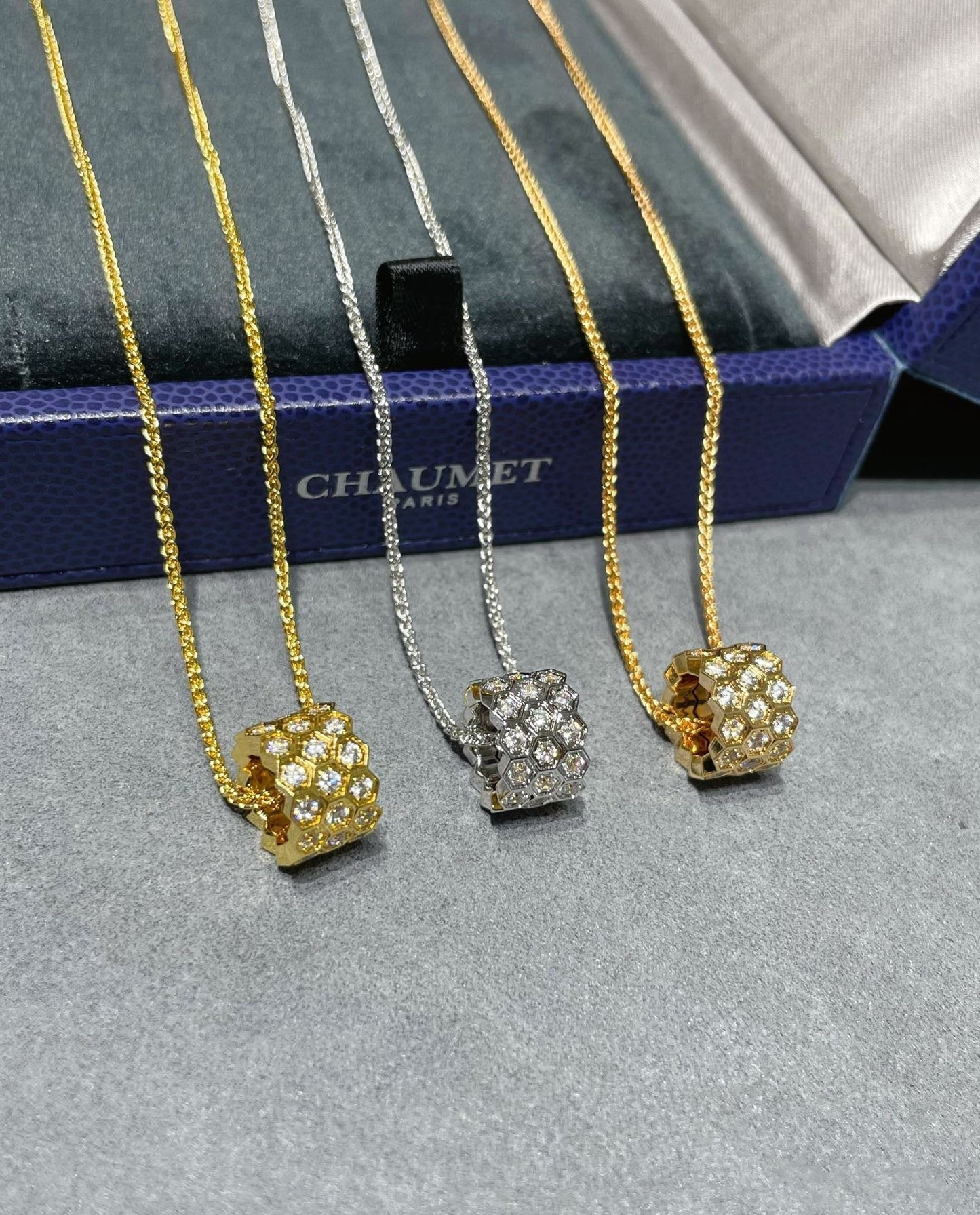 [GALE]BEE LOVE DIAMOND PAVED 3 ROW NECKLACE
