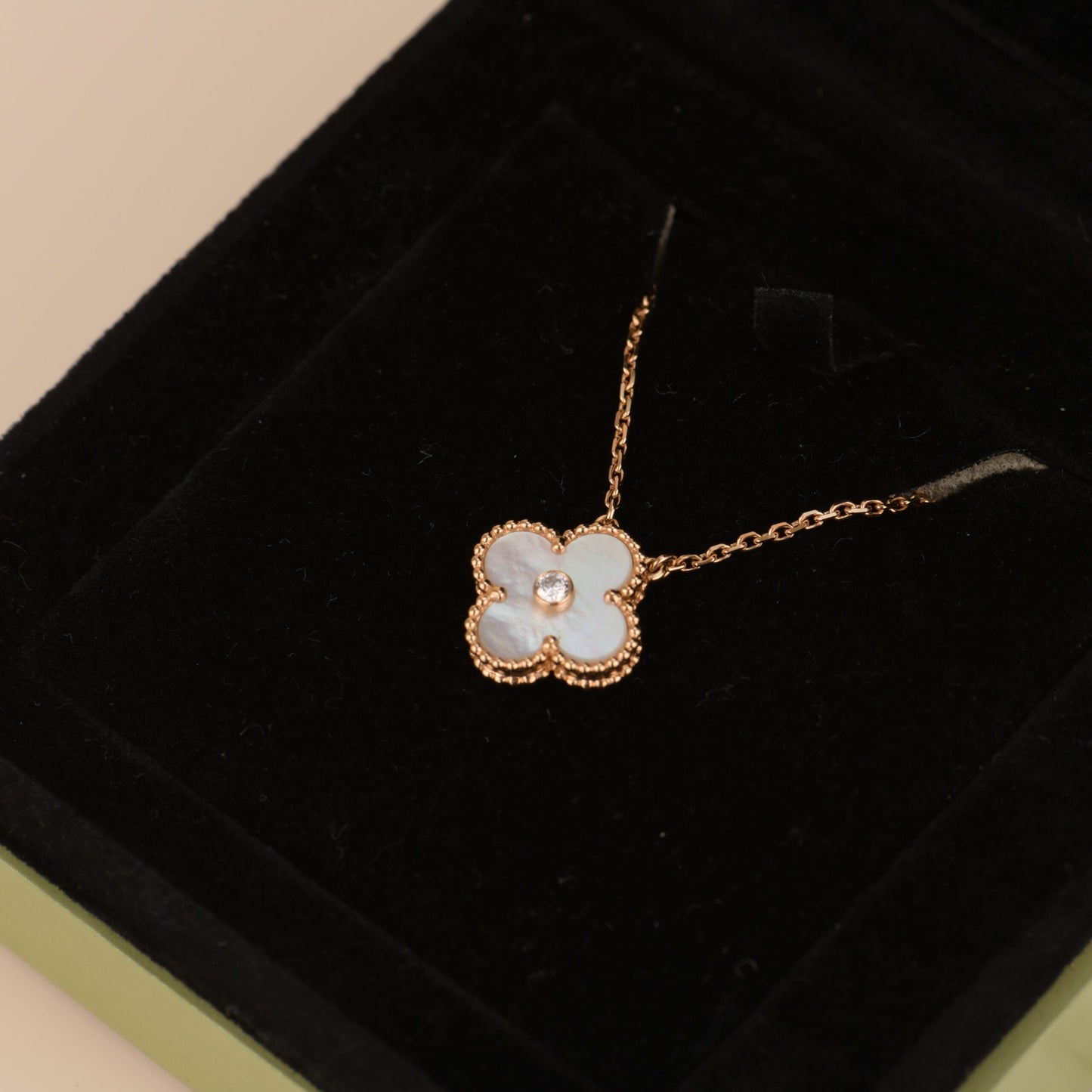 [GALE]CLOVER 15MM DIAMOND WHITE FRITILLARIA NECKLACE