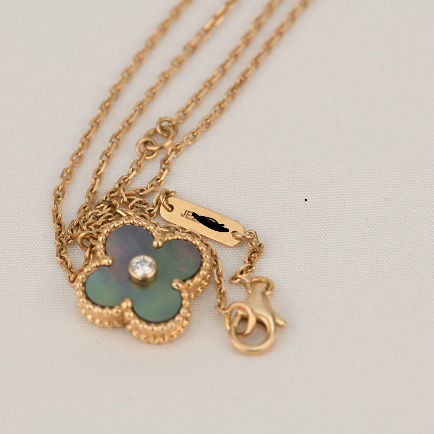 [GALE]CLOVER 15MM DIAMOND AND MOTHER-OF-GREY NECKLACE