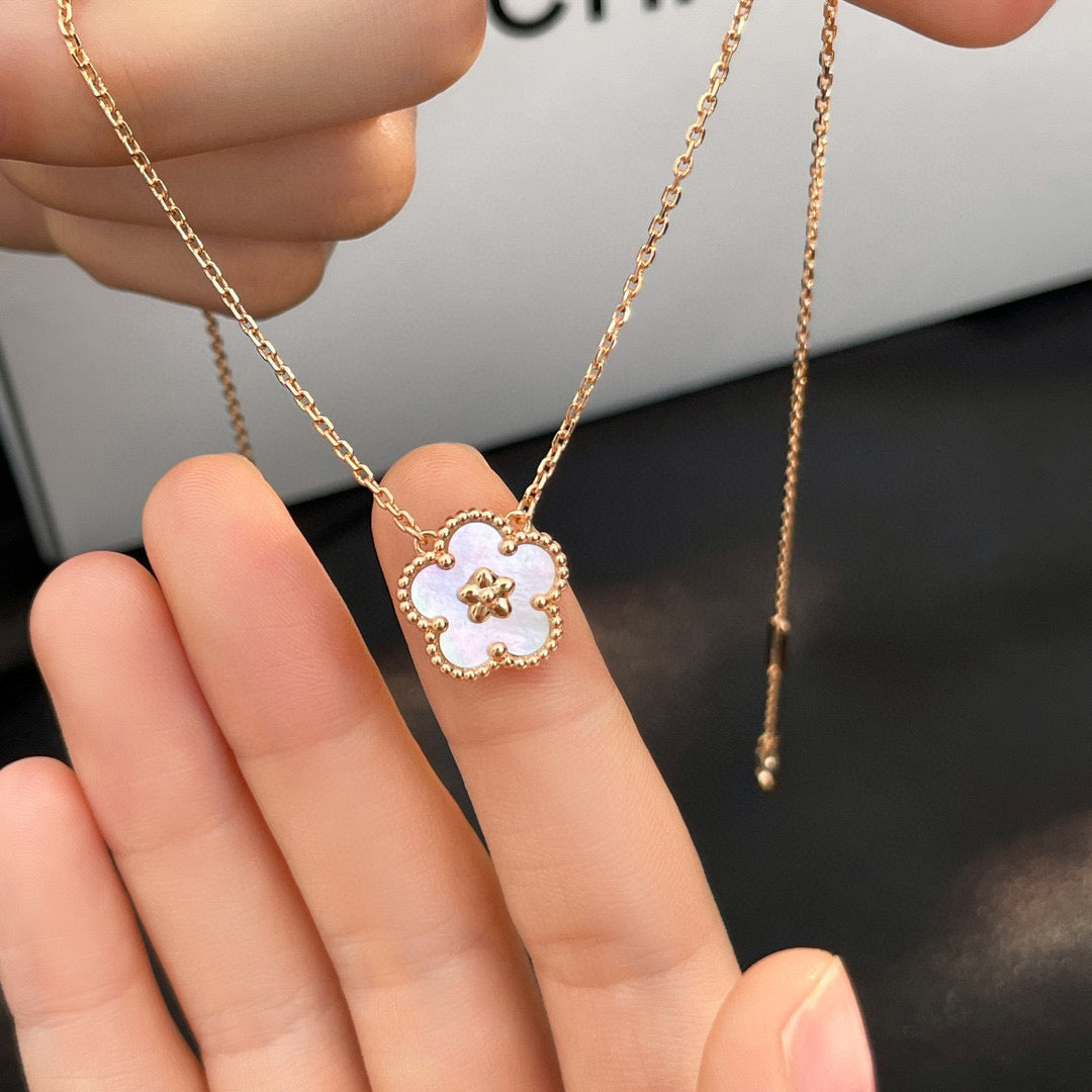 [GALE]LUCKY  WHITE MOP  PLUM BLOSSOM NECKLACE