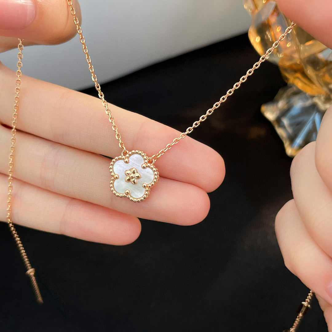 [GALE]LUCKY  WHITE MOP  PLUM BLOSSOM NECKLACE
