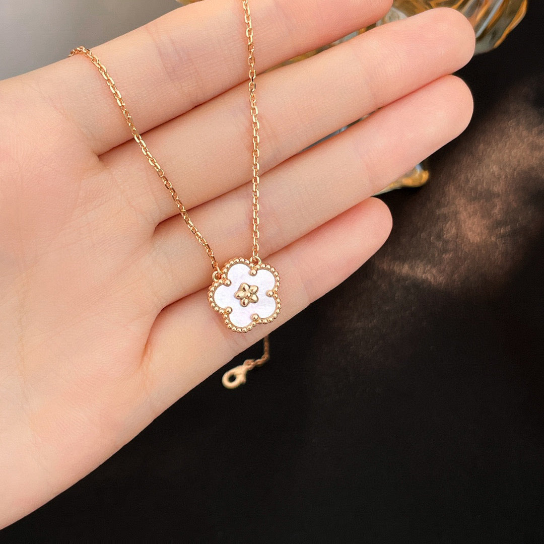 [GALE]LUCKY  WHITE MOP  PLUM BLOSSOM NECKLACE