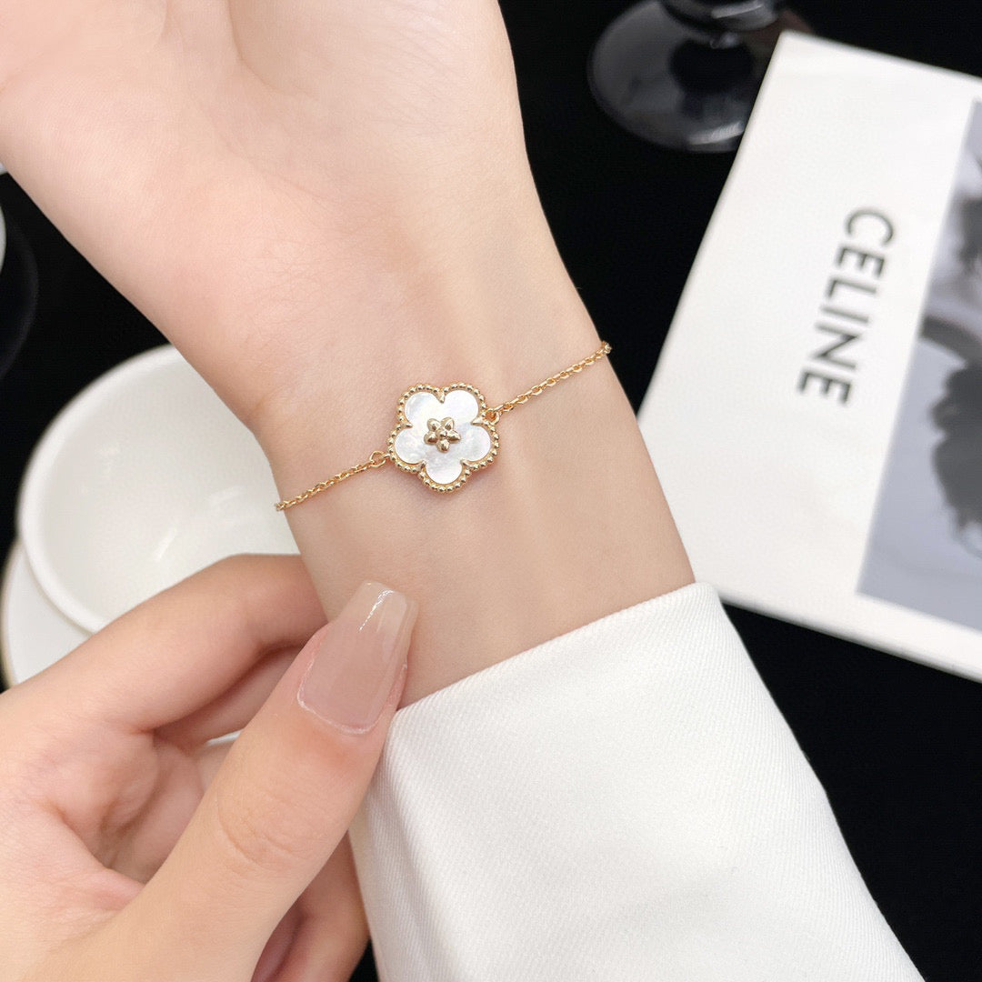 [GALE]LUCKY WHITE MOP PLUM BLOSSOM  BRACELET