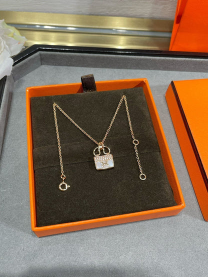 [GALE]H CIRCE MOISSANITE PENDANT NECKLACE GOLD