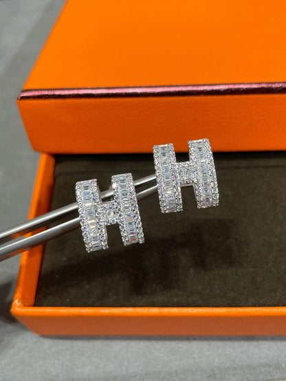[GALE]H STUD EARRINGS WITH SILVER DIAMONDS