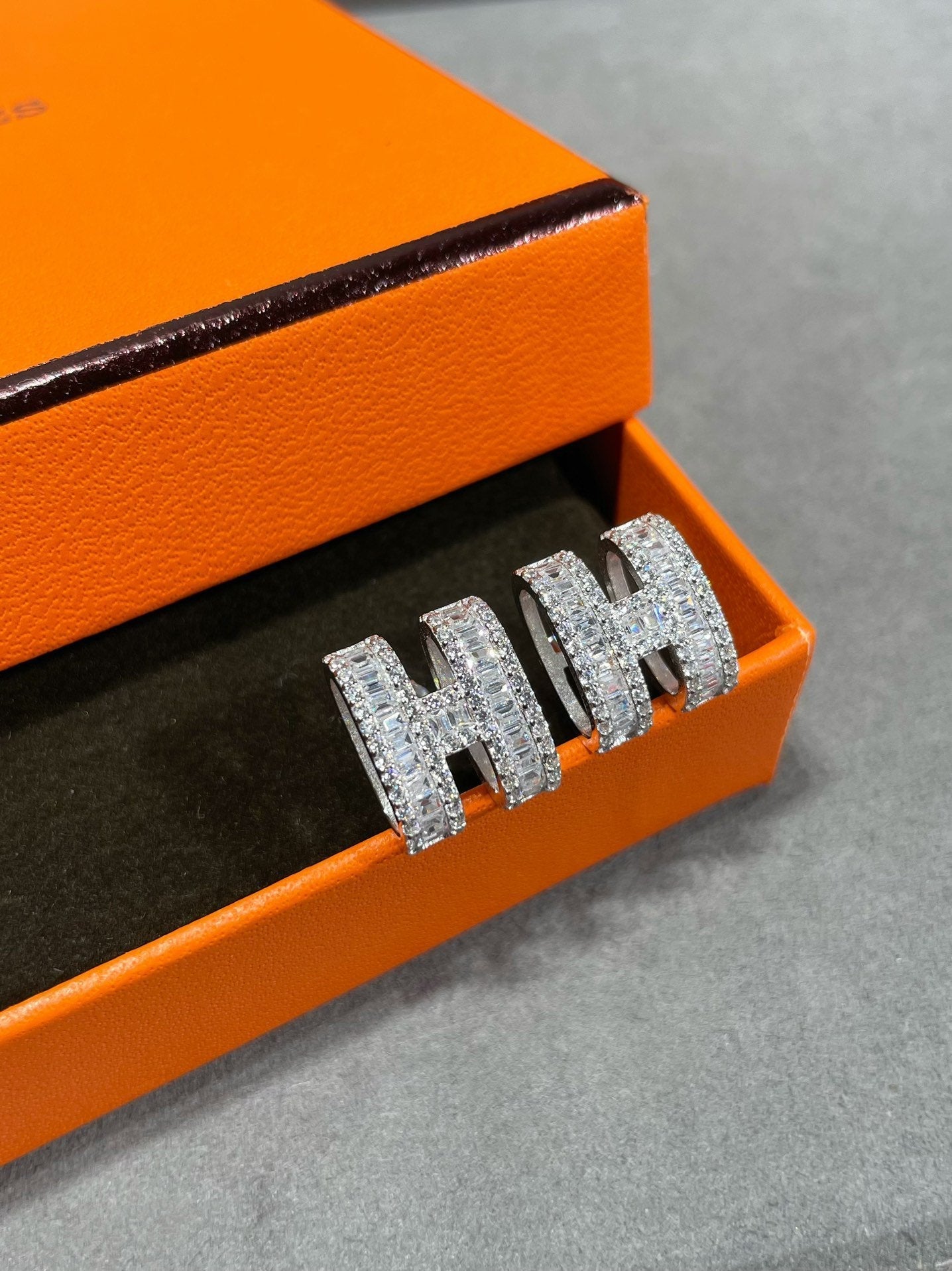 [GALE]H STUD EARRINGS WITH SILVER DIAMONDS