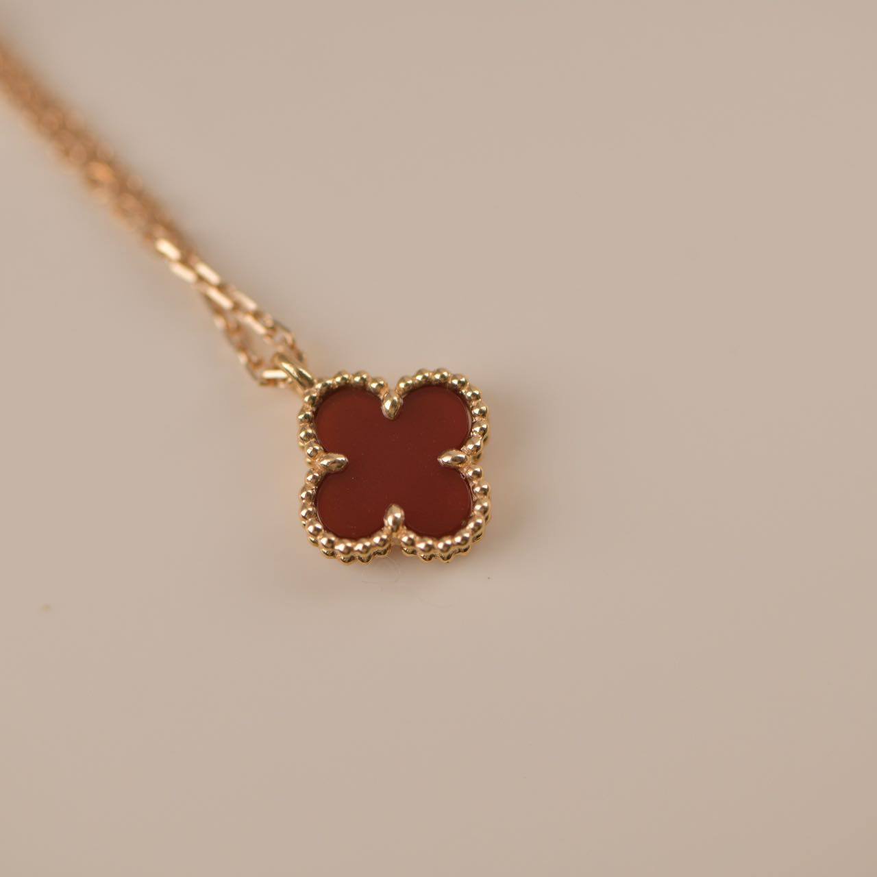[GALE]CLOVER MINI 9.5MM WHITE CARNELIANS NECKLACE