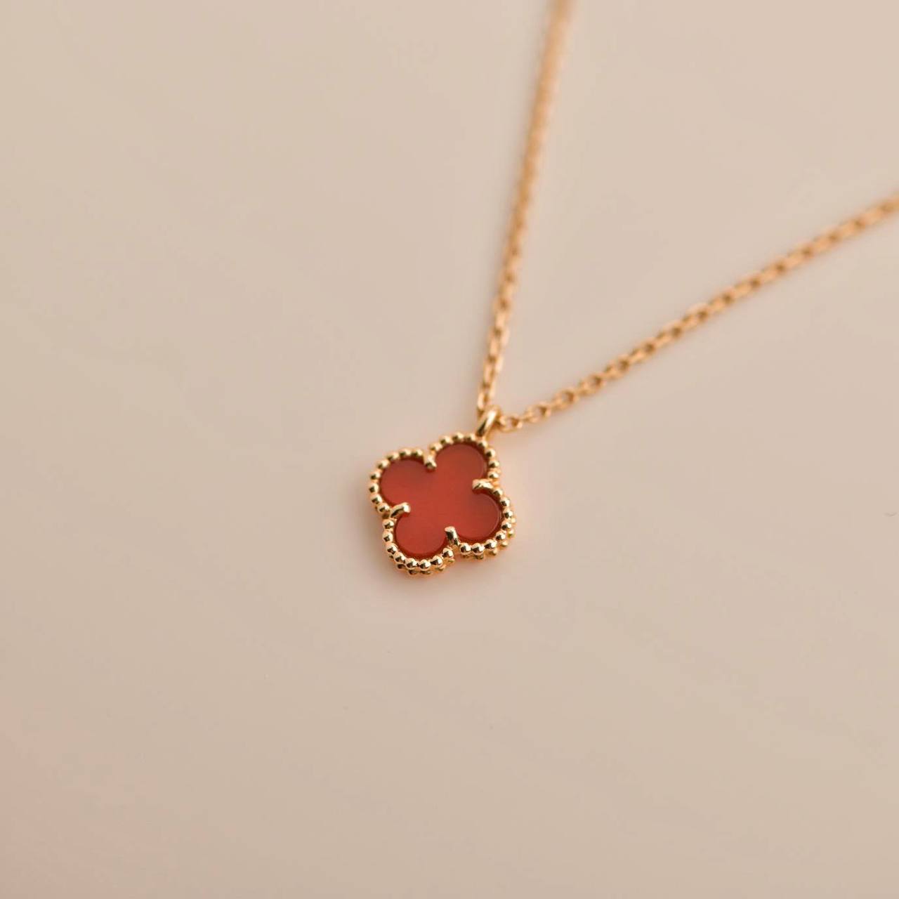 [GALE]CLOVER MINI 9.5MM WHITE CARNELIANS NECKLACE