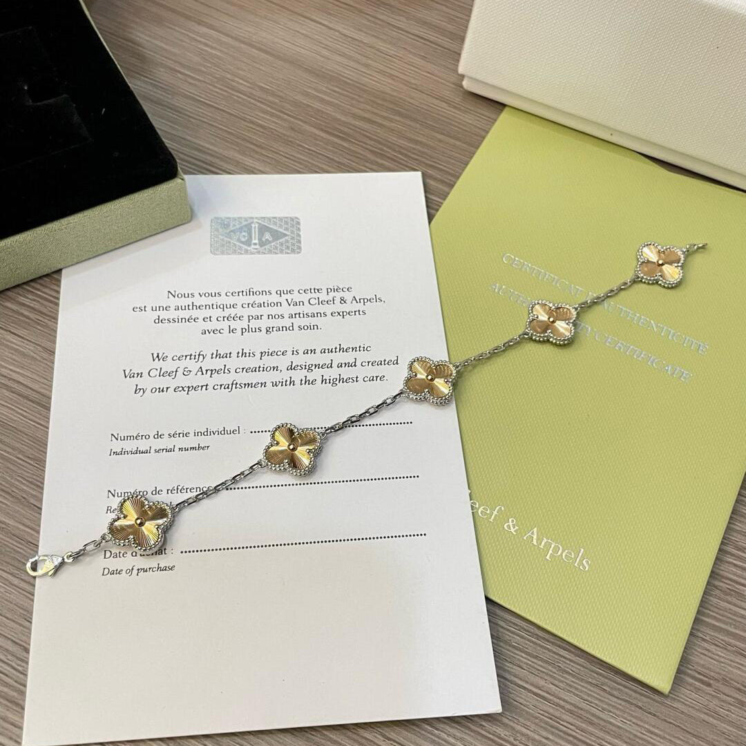 [GALE]CLOVER  5 MOTIFS  CHRISTMAS LIMITED EDITION BRACELET